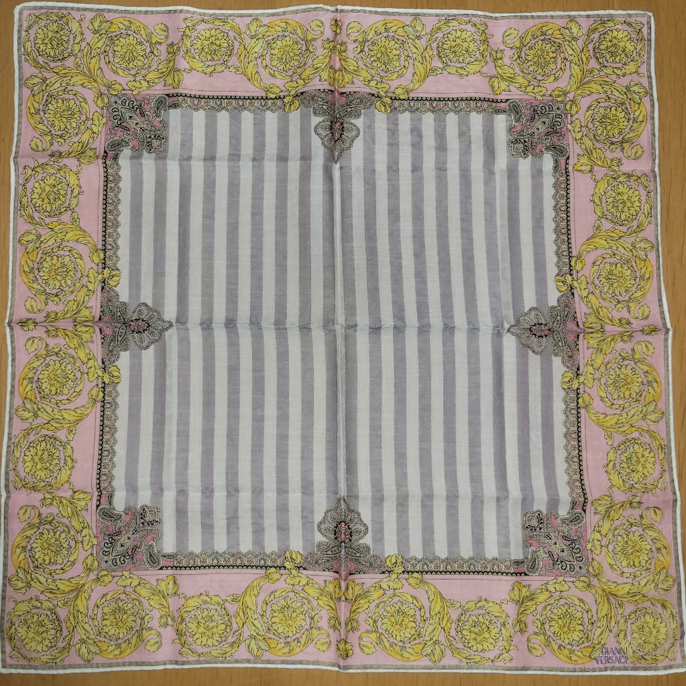 💥SALE!!! VERSACE vintage scarf large handkerchief - Picture 2 of 4